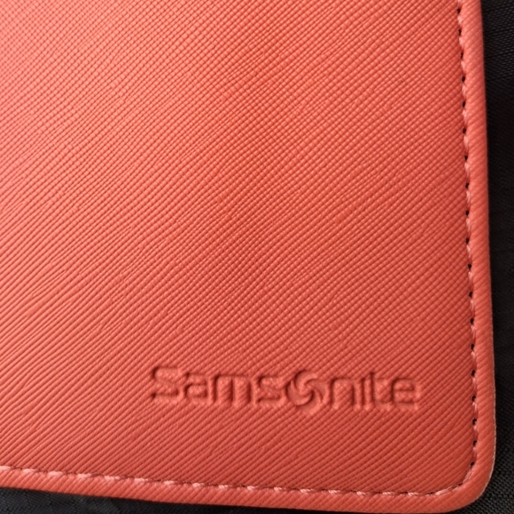 Samsonite Coral Passport Wallet Holder w/ RFID Protection - Picture 4 of 8